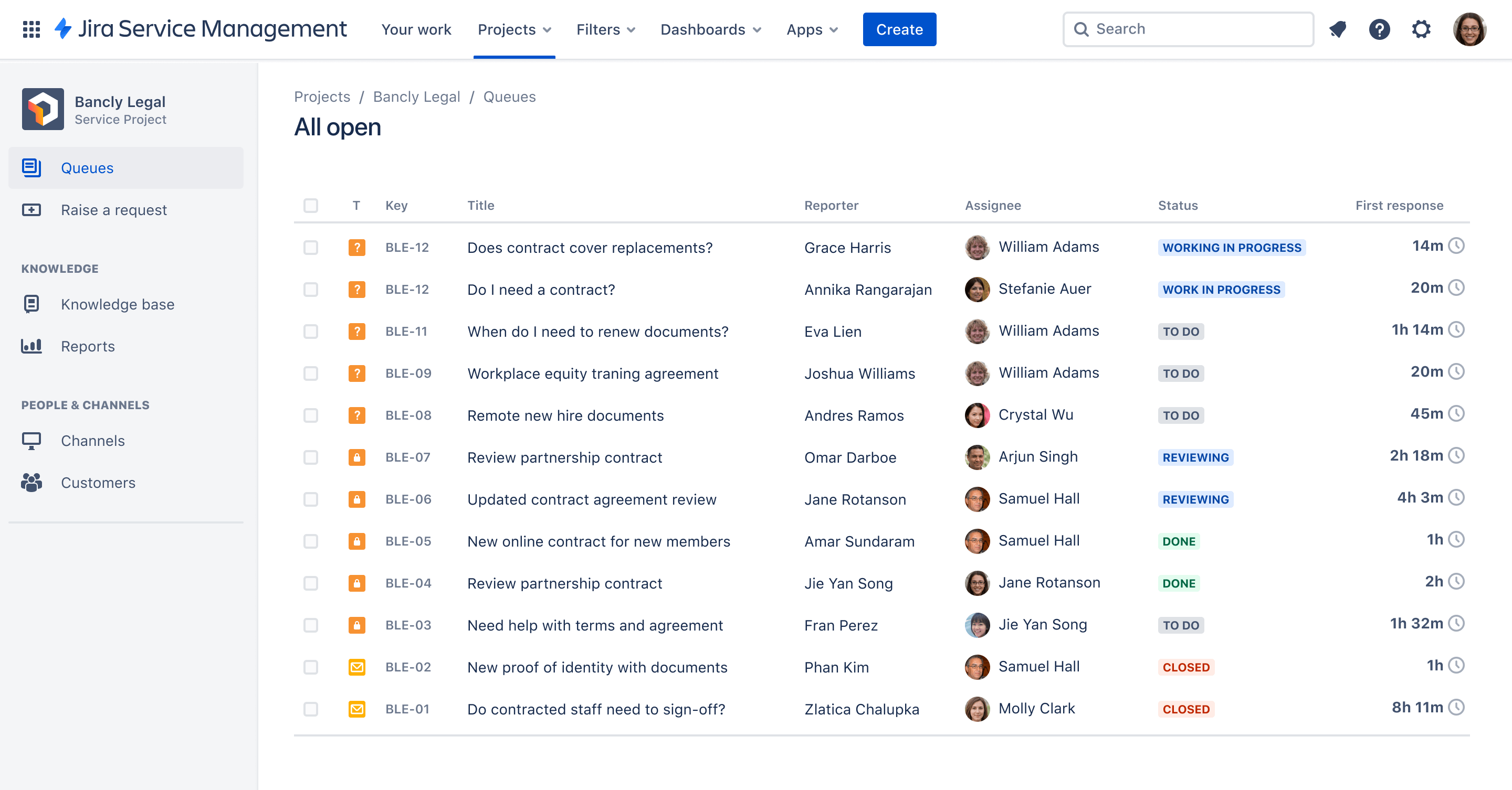 Vista de la cola de gestión de servicios jurídicos en Jira Service Management